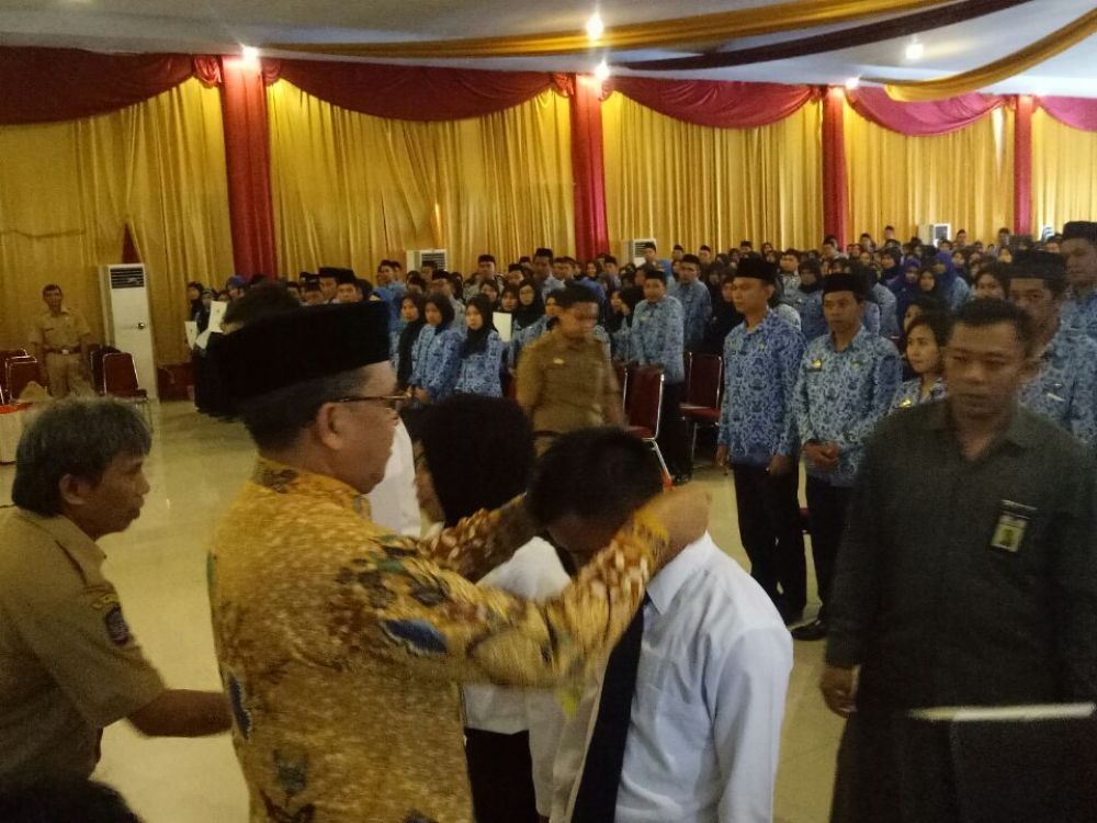 Gallery Pelepasan 61 siswa diklat Operator Smelter angkatan I - IV oleh Bupati kab. Bantaeng Provinsi Sulawesi Selatan,Bapak Nurdin Abdullah. Diklat akan dilaksanakan di Pusat Pendidikan dan Pelatihan Mineral dan Batu Bara, di Bandung, 5-29 September 2016. Kegiatan ini merupakan kerjasama antara Badan Pendidikandan Pelatihan Energi dan Sumber Daya Mineral Dengan AP3I<br> 2 whatsapp_image_2016_08_31_at_12_26_24