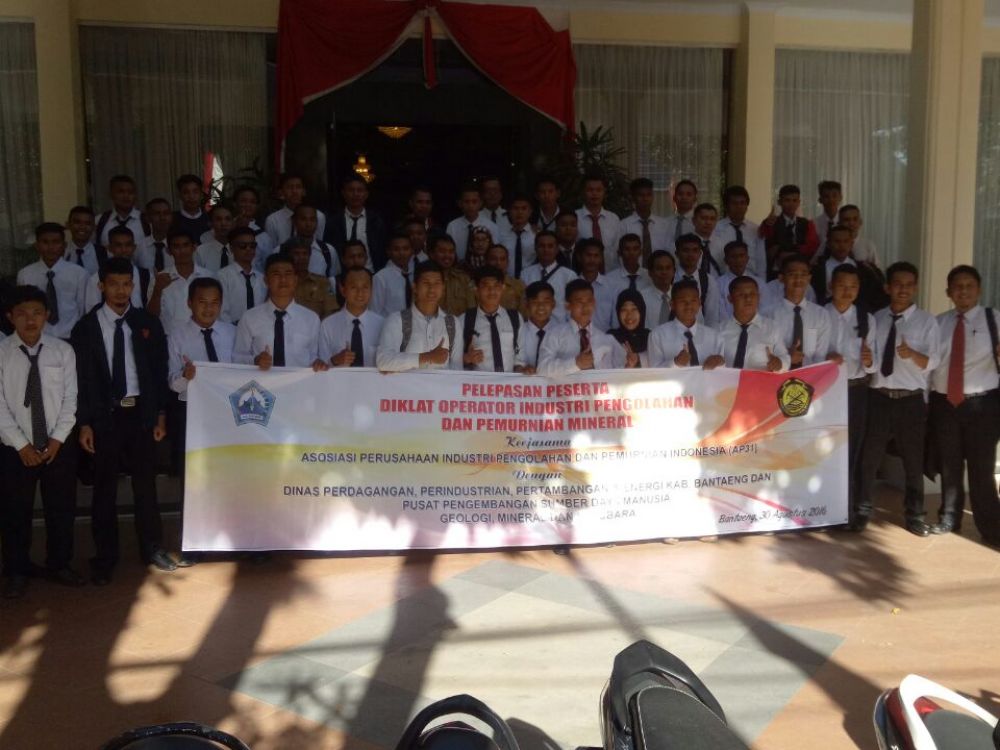 Gallery Pelepasan 61 siswa diklat Operator Smelter angkatan I - IV oleh Bupati kab. Bantaeng Provinsi Sulawesi Selatan,Bapak Nurdin Abdullah. Diklat akan dilaksanakan di Pusat Pendidikan dan Pelatihan Mineral dan Batu Bara, di Bandung, 5-29 September 2016. Kegiatan ini merupakan kerjasama antara Badan Pendidikandan Pelatihan Energi dan Sumber Daya Mineral Dengan AP3I<br> 4 whatsapp_image_2016_08_31_at_12_27_43