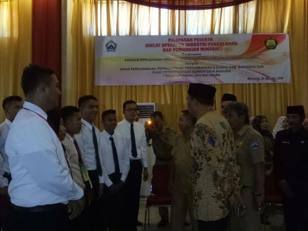 Gallery Pelepasan 61 siswa diklat Operator Smelter angkatan I - IV oleh Bupati kab. Bantaeng Provinsi Sulawesi Selatan,Bapak Nurdin Abdullah. Diklat akan dilaksanakan di Pusat Pendidikan dan Pelatihan Mineral dan Batu Bara, di Bandung, 5-29 September 2016. Kegiatan ini merupakan kerjasama antara Badan Pendidikandan Pelatihan Energi dan Sumber Daya Mineral Dengan AP3I<br> 5 whatsapp_image_2016_08_31_at_12_28_10