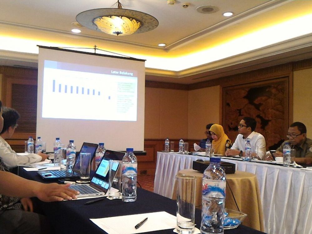 Gallery FGD  LPEM UI - manfaat dan kendala program hilirisasi serta tatakelola tambang boksit di Kalimantan barat - di Jakarta 27 Sept