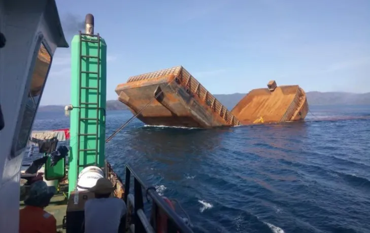 Kapal Tongkang Pengangkut Nikel Patah Lalu Tenggelam di Sultra