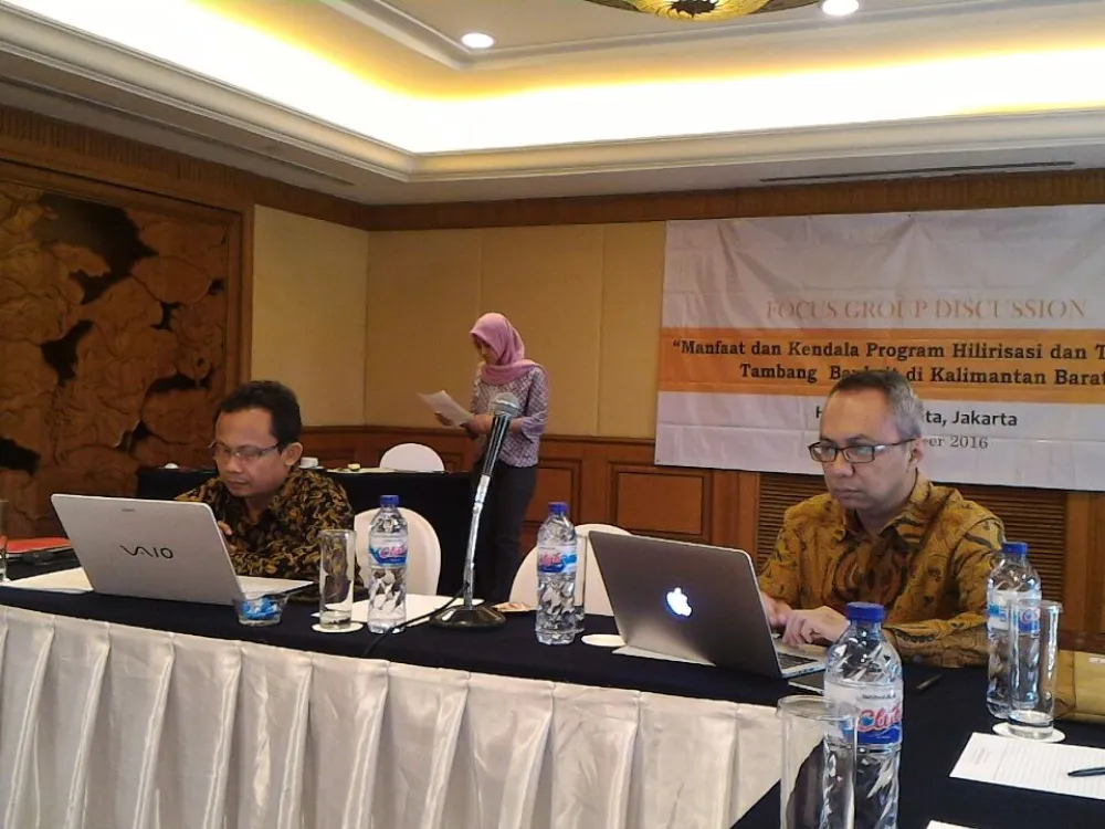 Gallery FGD  LPEM UI - manfaat dan kendala program hilirisasi serta tatakelola tambang boksit di Kalimantan barat - di Jakarta 27 Sept